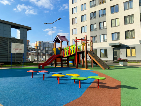 Почему современные детские площадки такие красивые?